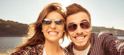 Verliebtes Paar macht Selfie im Urlaub